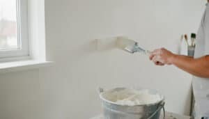 Peinture à la chaux : application, effets et limites